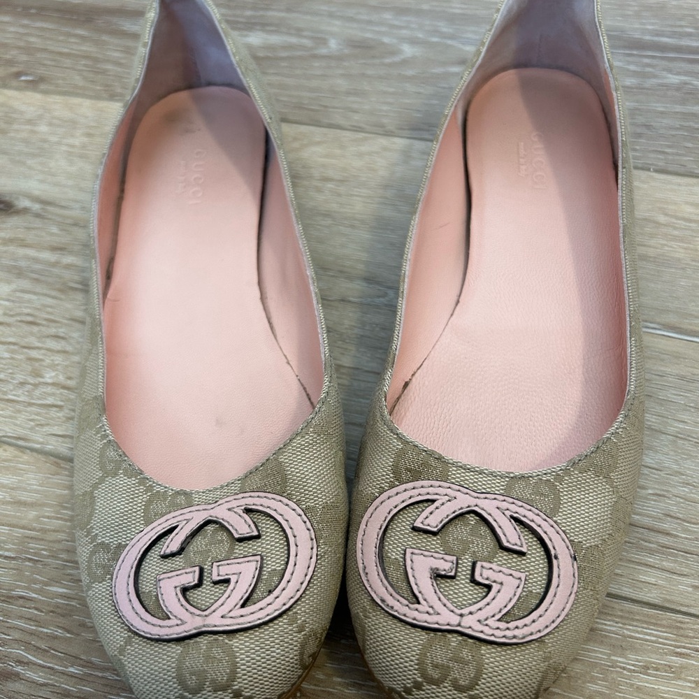 Gucci Beige and Pink Flats with Logo Detail
